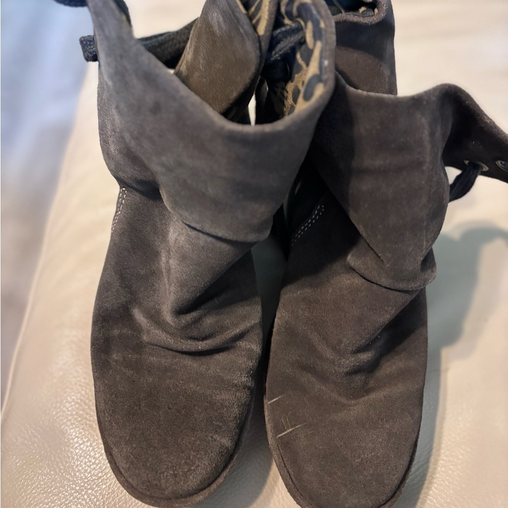 Green Ankle Boots with Suede Texture and Relaxed Design